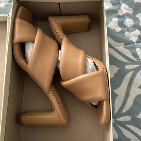 NWT Sandals 9 - Picture 3 of 3